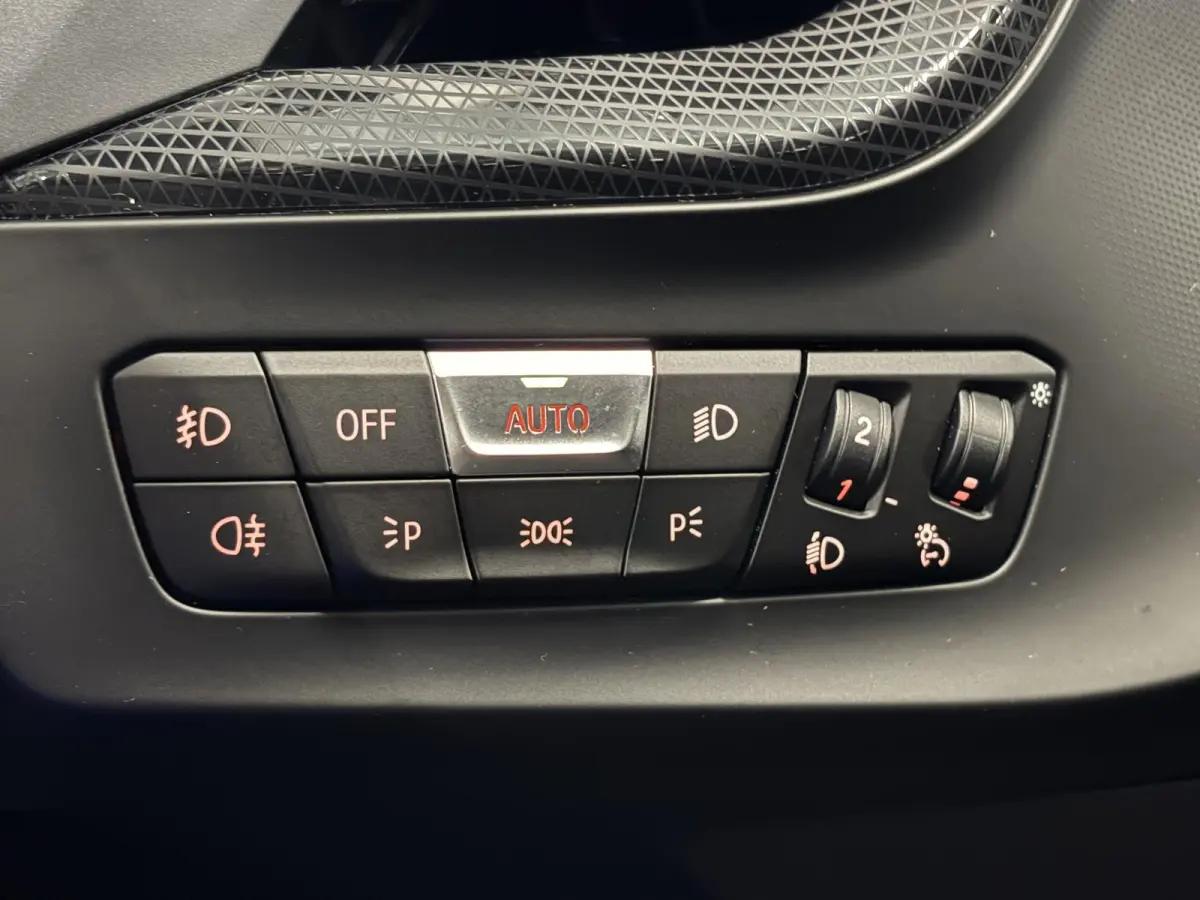 118i Executive Edition Navigatie Apple Carplay/Android Auto Adaptive Cruise Control Parkeersensoren Full LED Virtual Cockpit Climate Control