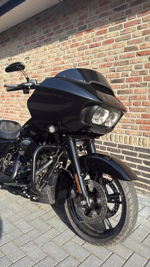 FLTRX Black Out CVO Vance & Hines Roadglide