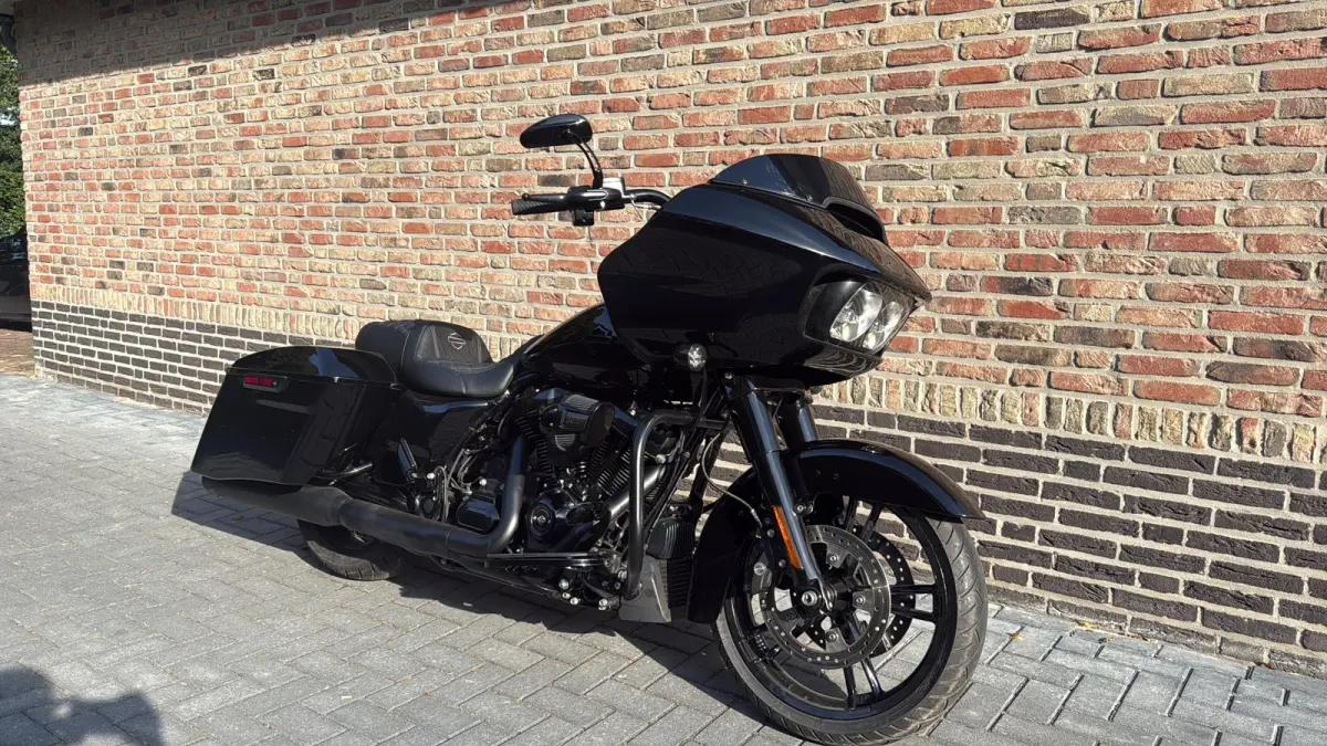 FLTRX Black Out CVO Vance & Hines Roadglide