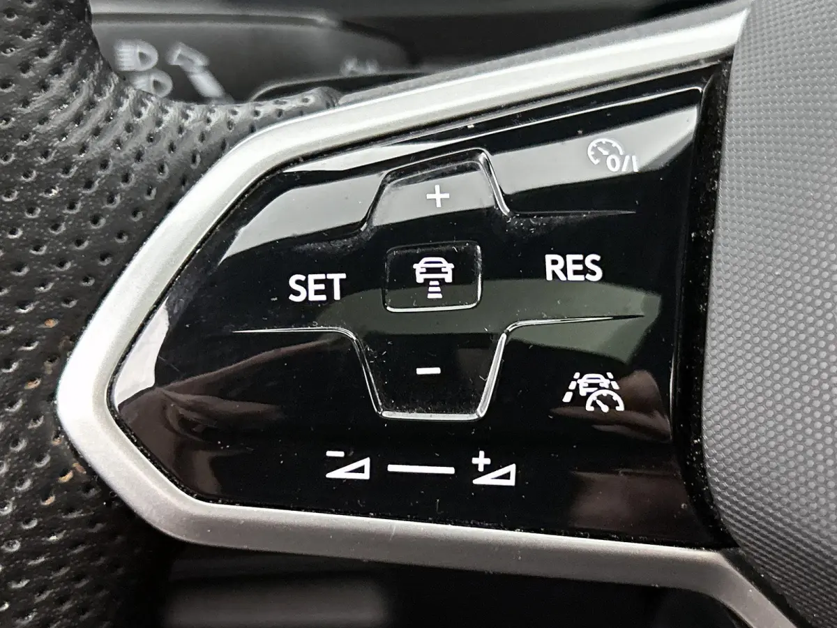 1.4 TSI eHybrid R-Line Business | Automaat | Panorama dak | Apple Carplay / Android Auto | Virtual cockpit | Adap. Cruise control  | Camera | Elektrische Achterklep | Climate control | Parke