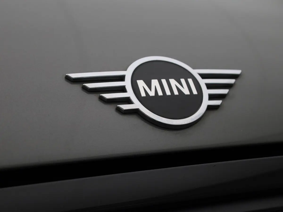 1.5 Cooper Business Edition | Automaat | Navigatie | Stoel verwarming | Sfeer verlichting | Virtual cockpit | Half leder | Climate Control | Parkeer sensoren | DAB | Lichtmetalen Velgen| Uni