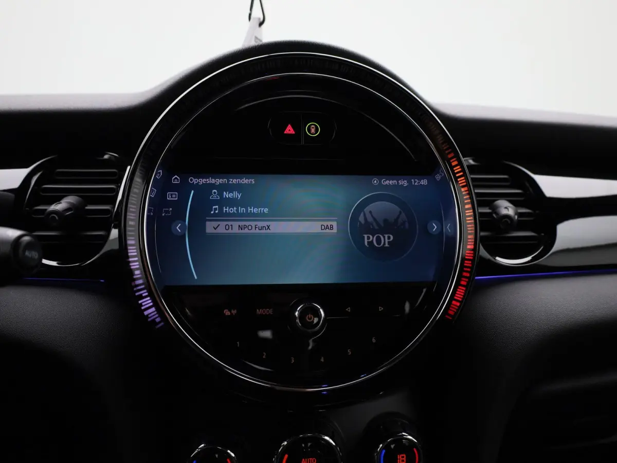 1.5 Cooper Business Edition | Automaat | Navigatie | Stoel verwarming | Sfeer verlichting | Virtual cockpit | Half leder | Climate Control | Parkeer sensoren | DAB | Lichtmetalen Velgen| Uni