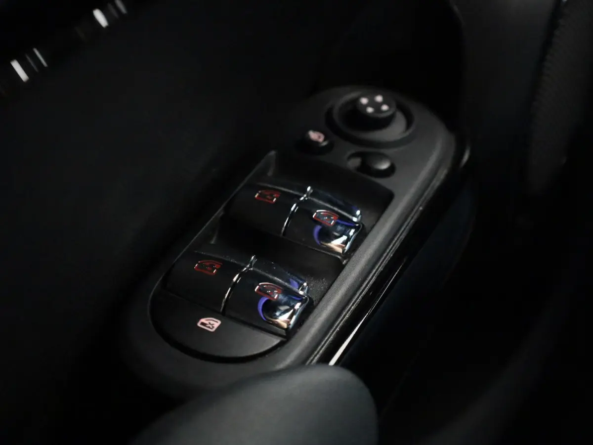 1.5 Cooper Business Edition | Automaat | Navigatie | Stoel verwarming | Sfeer verlichting | Virtual cockpit | Half leder | Climate Control | Parkeer sensoren | DAB | Lichtmetalen Velgen| Uni