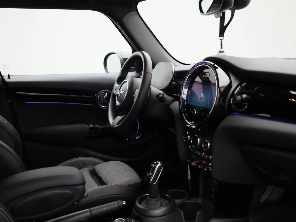 1.5 Cooper Business Edition | Automaat | Navigatie | Stoel verwarming | Sfeer verlichting | Virtual cockpit | Half leder | Climate Control | Parkeer sensoren | DAB | Lichtmetalen Velgen| Uni