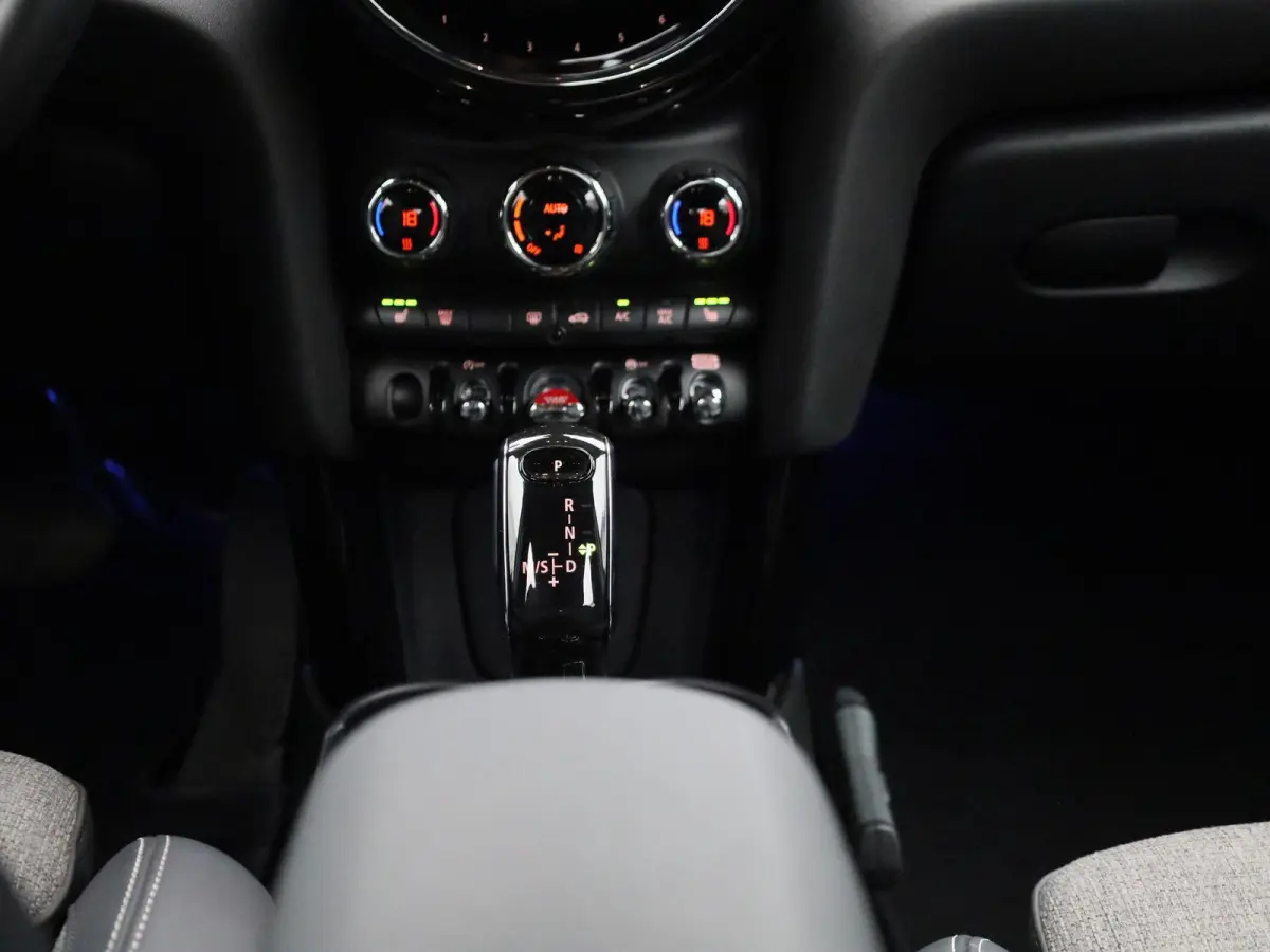 1.5 Cooper Business Edition | Automaat | Navigatie | Stoel verwarming | Sfeer verlichting | Virtual cockpit | Half leder | Climate Control | Parkeer sensoren | DAB | Lichtmetalen Velgen| Uni