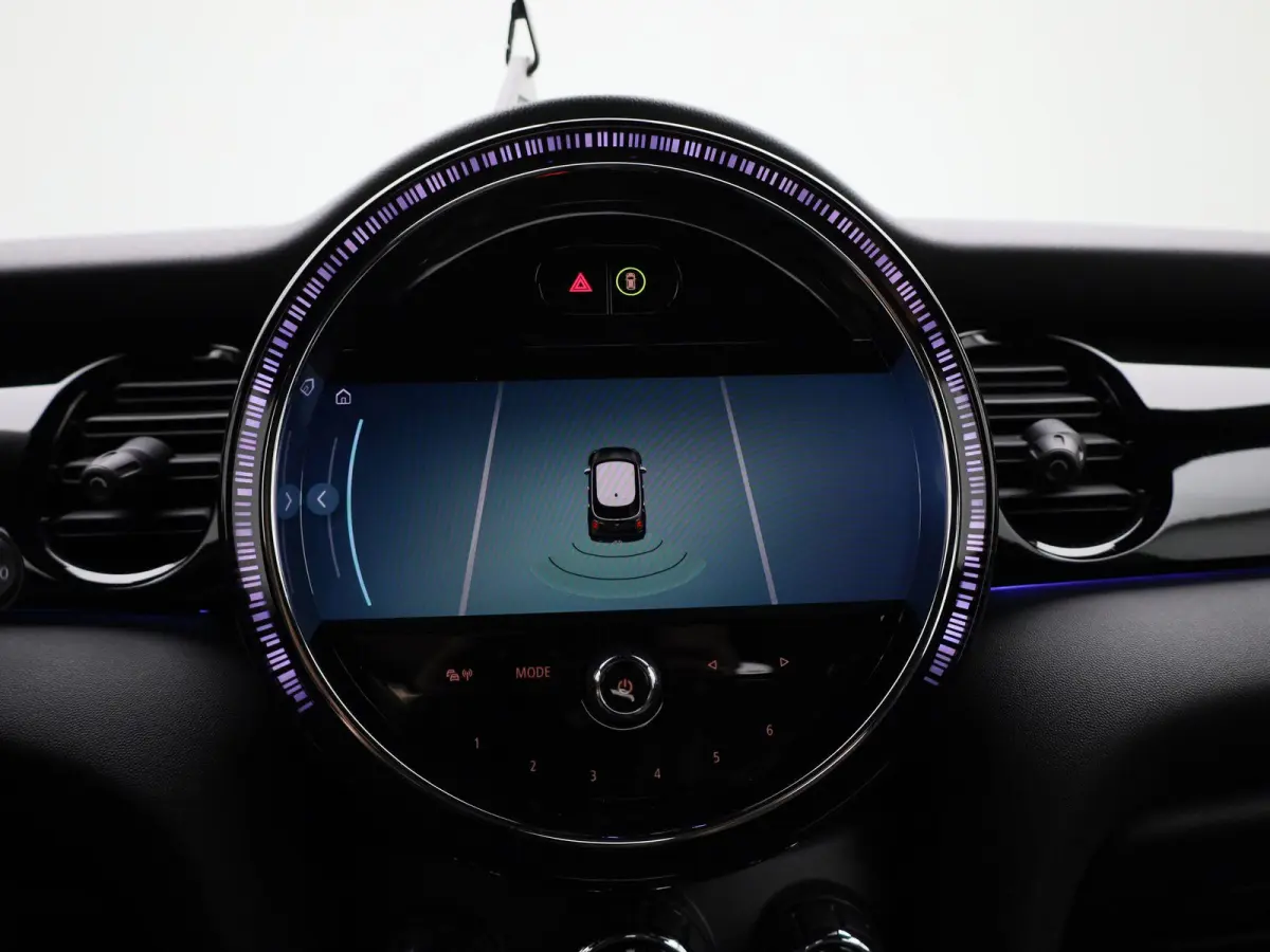 1.5 Cooper Business Edition | Automaat | Navigatie | Stoel verwarming | Sfeer verlichting | Virtual cockpit | Half leder | Climate Control | Parkeer sensoren | DAB | Lichtmetalen Velgen| Uni