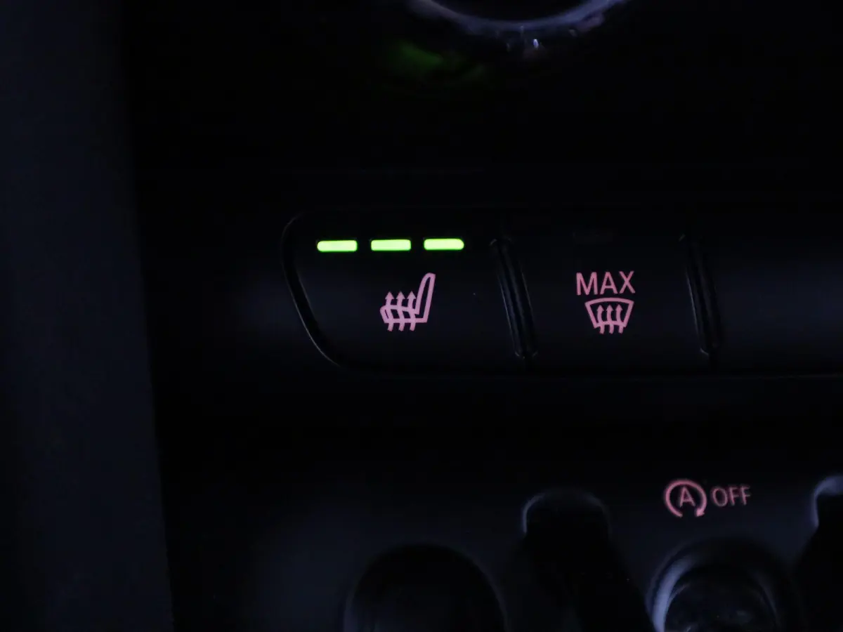 1.5 Cooper Business Edition | Automaat | Navigatie | Stoel verwarming | Sfeer verlichting | Virtual cockpit | Half leder | Climate Control | Parkeer sensoren | DAB | Lichtmetalen Velgen| Uni