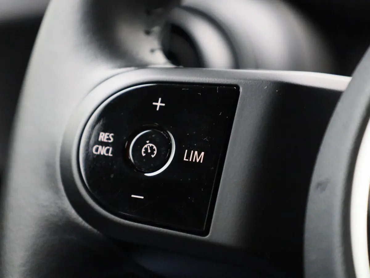 1.5 Cooper Business Edition | Automaat | Navigatie | Stoel verwarming | Sfeer verlichting | Virtual cockpit | Half leder | Climate Control | Parkeer sensoren | DAB | Lichtmetalen Velgen| Uni