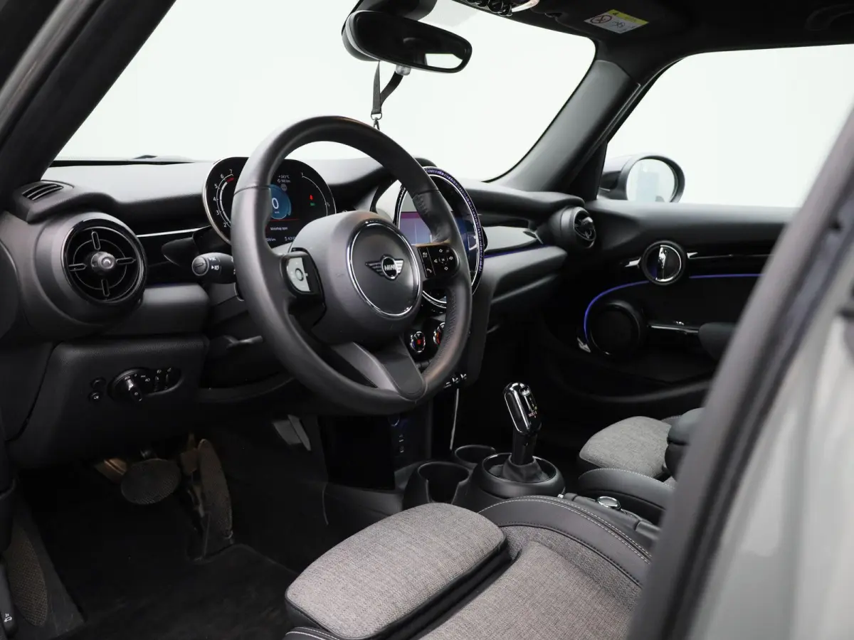 1.5 Cooper Business Edition | Automaat | Navigatie | Stoel verwarming | Sfeer verlichting | Virtual cockpit | Half leder | Climate Control | Parkeer sensoren | DAB | Lichtmetalen Velgen| Uni