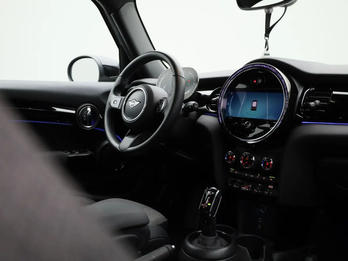 1.5 Cooper Business Edition | Automaat | Navigatie | Stoel verwarming | Sfeer verlichting | Virtual cockpit | Half leder | Climate Control | Parkeer sensoren | DAB | Lichtmetalen Velgen| Uni