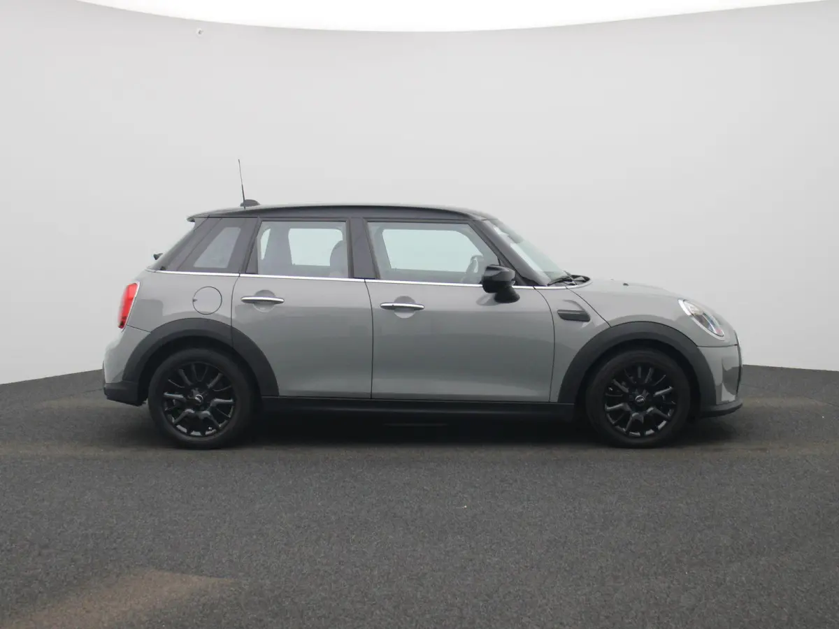 1.5 Cooper Business Edition | Automaat | Navigatie | Stoel verwarming | Sfeer verlichting | Virtual cockpit | Half leder | Climate Control | Parkeer sensoren | DAB | Lichtmetalen Velgen| Uni