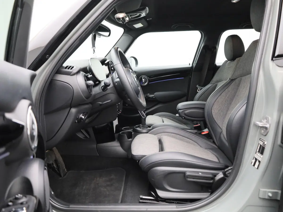 1.5 Cooper Business Edition | Automaat | Navigatie | Stoel verwarming | Sfeer verlichting | Virtual cockpit | Half leder | Climate Control | Parkeer sensoren | DAB | Lichtmetalen Velgen| Uni