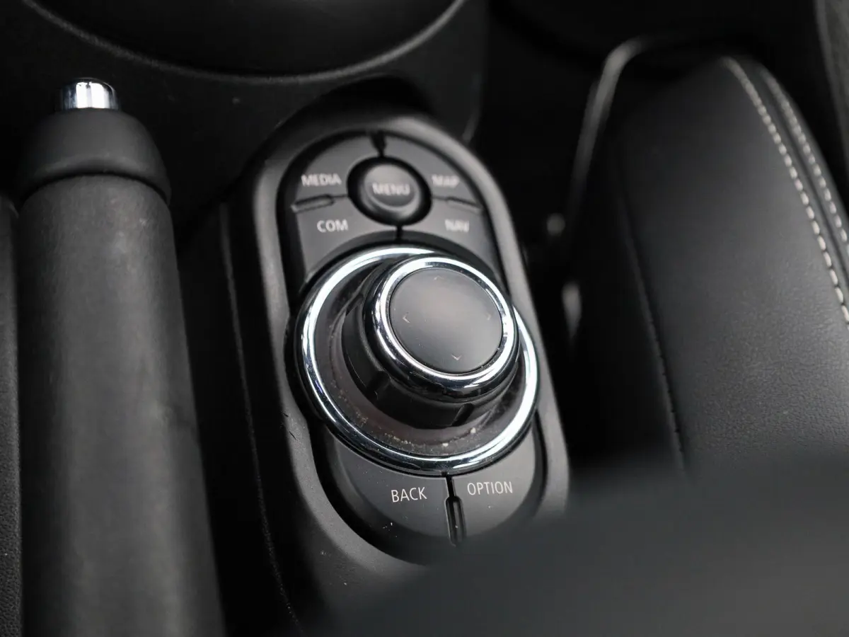 1.5 Cooper Business Edition | Automaat | Navigatie | Stoel verwarming | Sfeer verlichting | Virtual cockpit | Half leder | Climate Control | Parkeer sensoren | DAB | Lichtmetalen Velgen| Uni