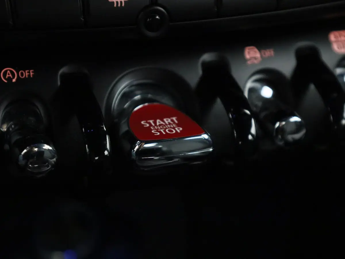 1.5 Cooper Business Edition | Automaat | Navigatie | Stoel verwarming | Sfeer verlichting | Virtual cockpit | Half leder | Climate Control | Parkeer sensoren | DAB | Lichtmetalen Velgen| Uni