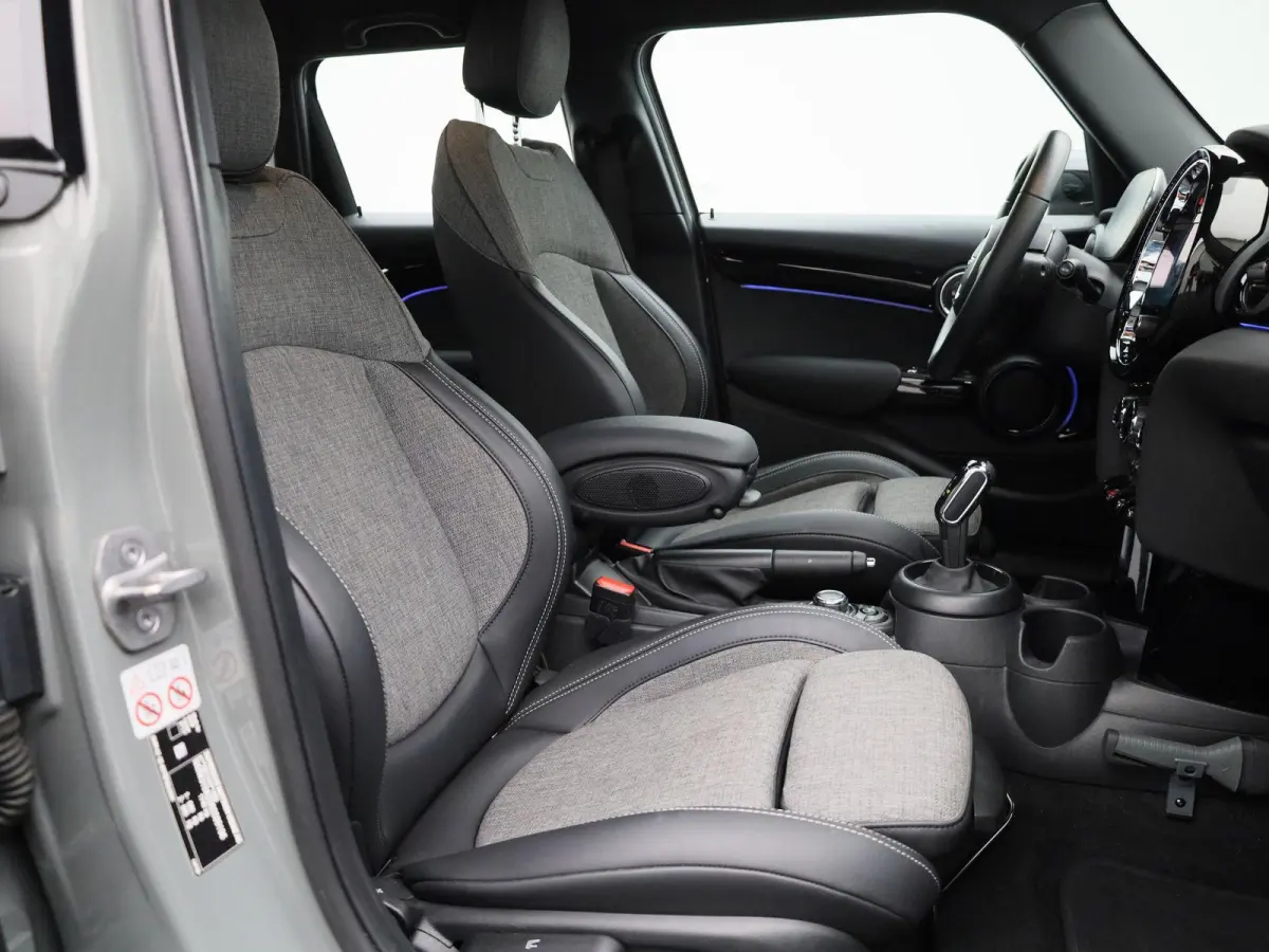 1.5 Cooper Business Edition | Automaat | Navigatie | Stoel verwarming | Sfeer verlichting | Virtual cockpit | Half leder | Climate Control | Parkeer sensoren | DAB | Lichtmetalen Velgen| Uni