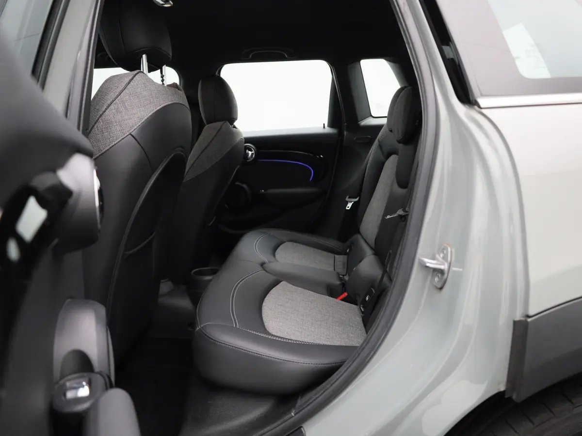 1.5 Cooper Business Edition | Automaat | Navigatie | Stoel verwarming | Sfeer verlichting | Virtual cockpit | Half leder | Climate Control | Parkeer sensoren | DAB | Lichtmetalen Velgen| Uni