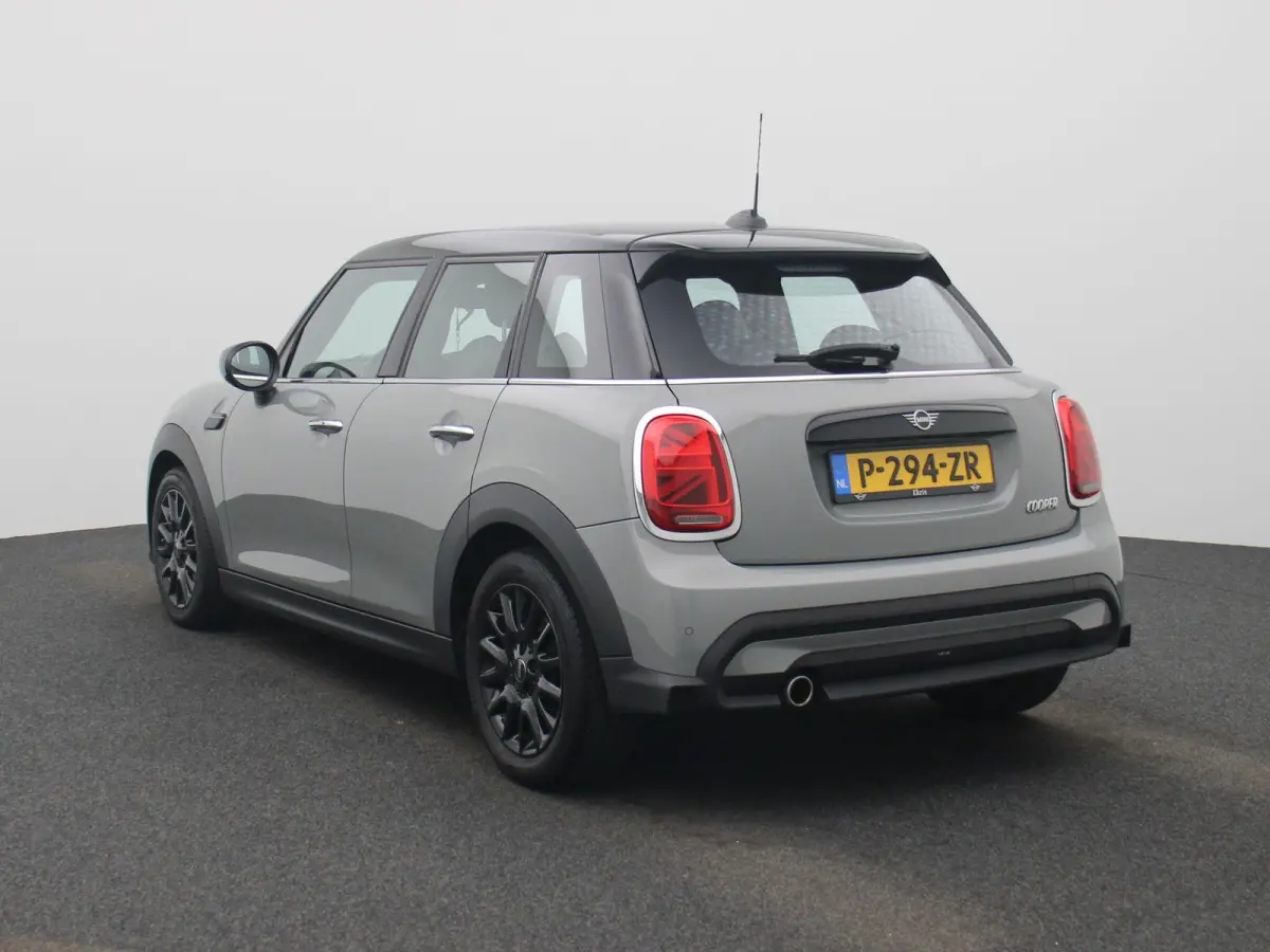 1.5 Cooper Business Edition | Automaat | Navigatie | Stoel verwarming | Sfeer verlichting | Virtual cockpit | Half leder | Climate Control | Parkeer sensoren | DAB | Lichtmetalen Velgen| Uni