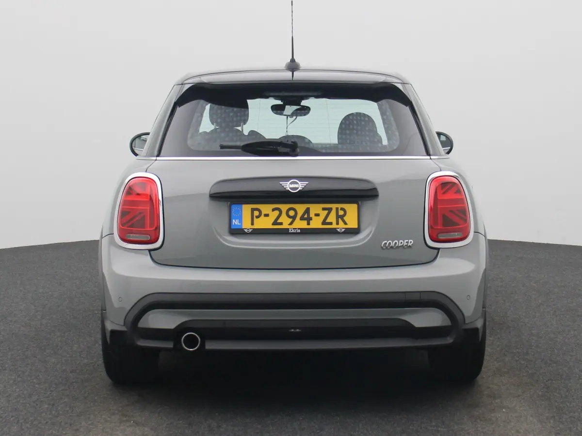 1.5 Cooper Business Edition | Automaat | Navigatie | Stoel verwarming | Sfeer verlichting | Virtual cockpit | Half leder | Climate Control | Parkeer sensoren | DAB | Lichtmetalen Velgen| Uni