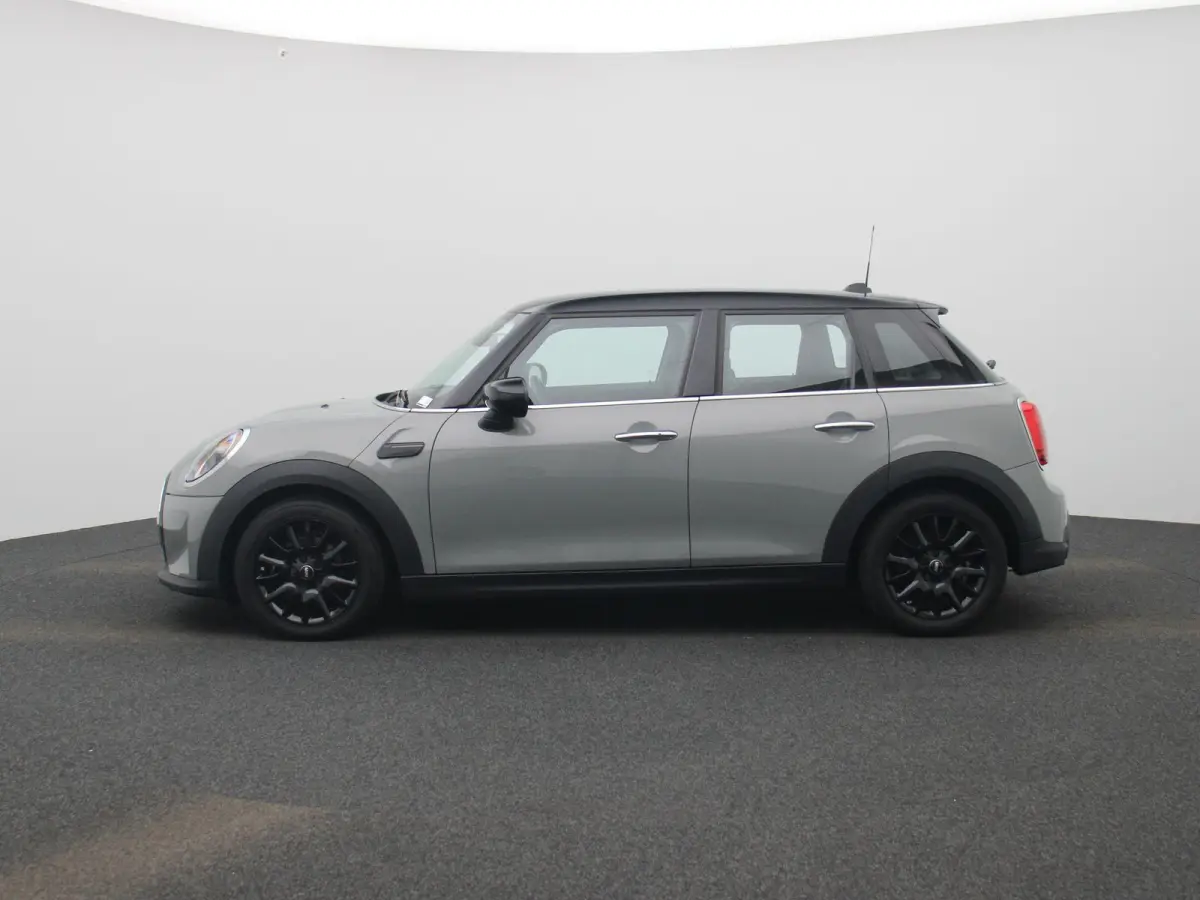 1.5 Cooper Business Edition | Automaat | Navigatie | Stoel verwarming | Sfeer verlichting | Virtual cockpit | Half leder | Climate Control | Parkeer sensoren | DAB | Lichtmetalen Velgen| Uni