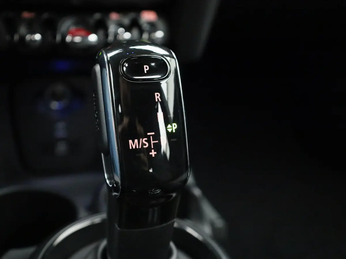 1.5 Cooper Business Edition | Automaat | Navigatie | Stoel verwarming | Sfeer verlichting | Virtual cockpit | Half leder | Climate Control | Parkeer sensoren | DAB | Lichtmetalen Velgen| Uni