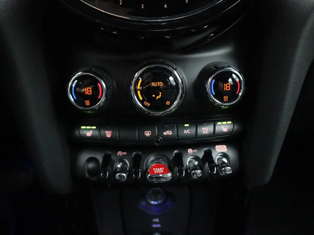 1.5 Cooper Business Edition | Automaat | Navigatie | Stoel verwarming | Sfeer verlichting | Virtual cockpit | Half leder | Climate Control | Parkeer sensoren | DAB | Lichtmetalen Velgen| Uni