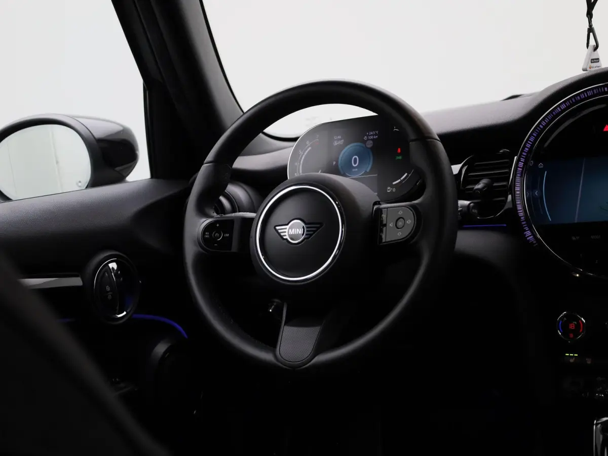 1.5 Cooper Business Edition | Automaat | Navigatie | Stoel verwarming | Sfeer verlichting | Virtual cockpit | Half leder | Climate Control | Parkeer sensoren | DAB | Lichtmetalen Velgen| Uni