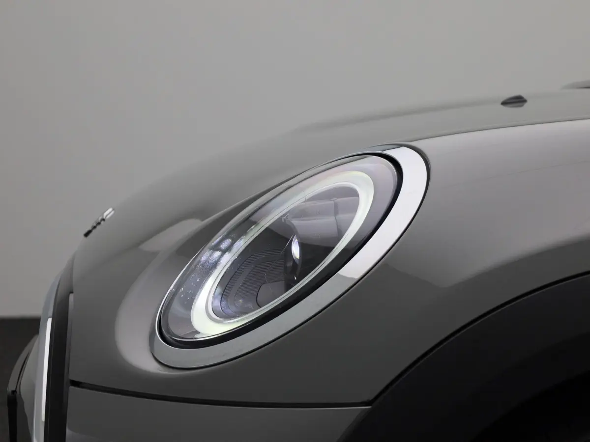 1.5 Cooper Business Edition | Automaat | Navigatie | Stoel verwarming | Sfeer verlichting | Virtual cockpit | Half leder | Climate Control | Parkeer sensoren | DAB | Lichtmetalen Velgen| Uni