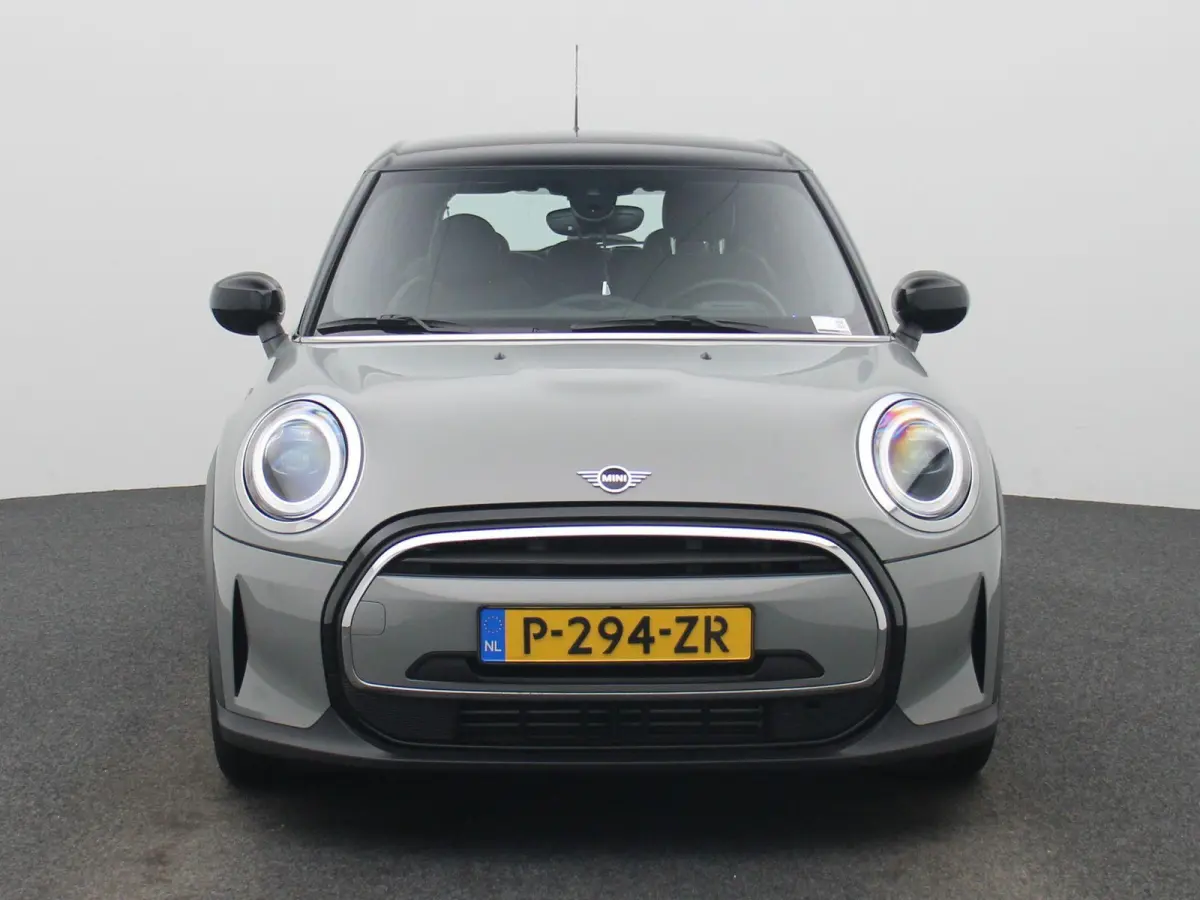 1.5 Cooper Business Edition | Automaat | Navigatie | Stoel verwarming | Sfeer verlichting | Virtual cockpit | Half leder | Climate Control | Parkeer sensoren | DAB | Lichtmetalen Velgen| Uni