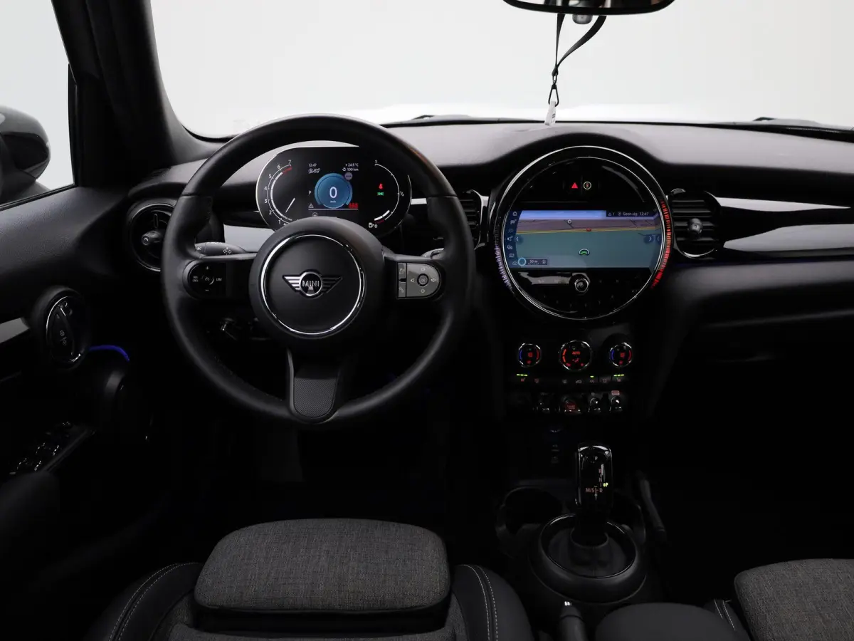 1.5 Cooper Business Edition | Automaat | Navigatie | Stoel verwarming | Sfeer verlichting | Virtual cockpit | Half leder | Climate Control | Parkeer sensoren | DAB | Lichtmetalen Velgen| Uni