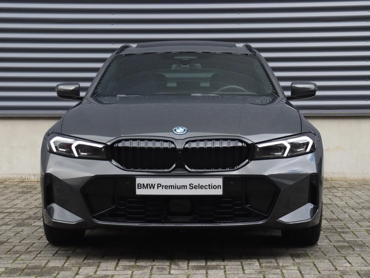330e | M Sportpakket Pro | Panodak | Innovation Pack | Trekhaak | Head-Up | Driving Assistant Prof. | Elektr. Stoelen | Harman Kardon | Adaptief M Onderstel | SOH 100% | 19'' LMV