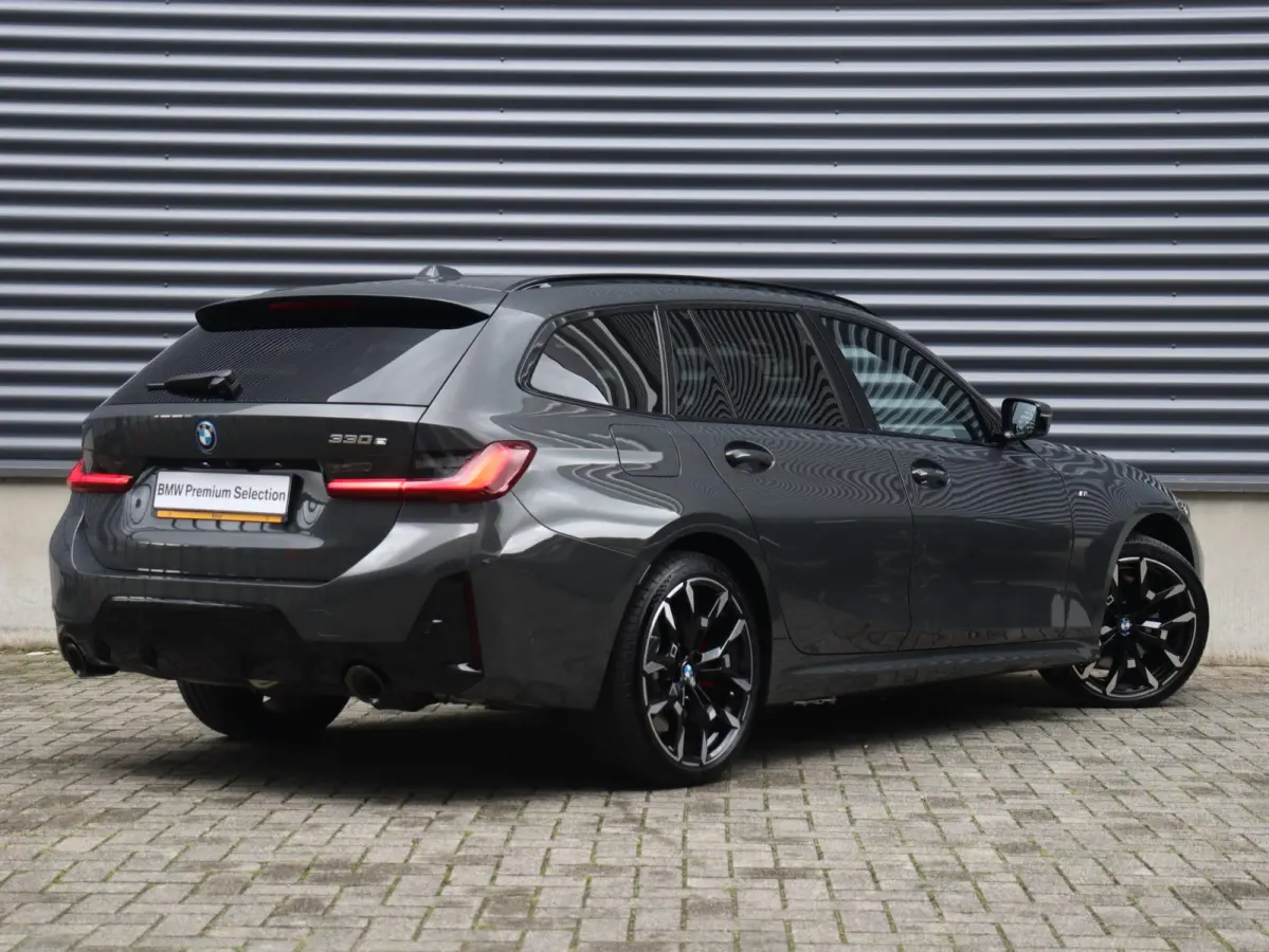 330e | M Sportpakket Pro | Panodak | Innovation Pack | Trekhaak | Head-Up | Driving Assistant Prof. | Elektr. Stoelen | Harman Kardon | Adaptief M Onderstel | SOH 100% | 19'' LMV