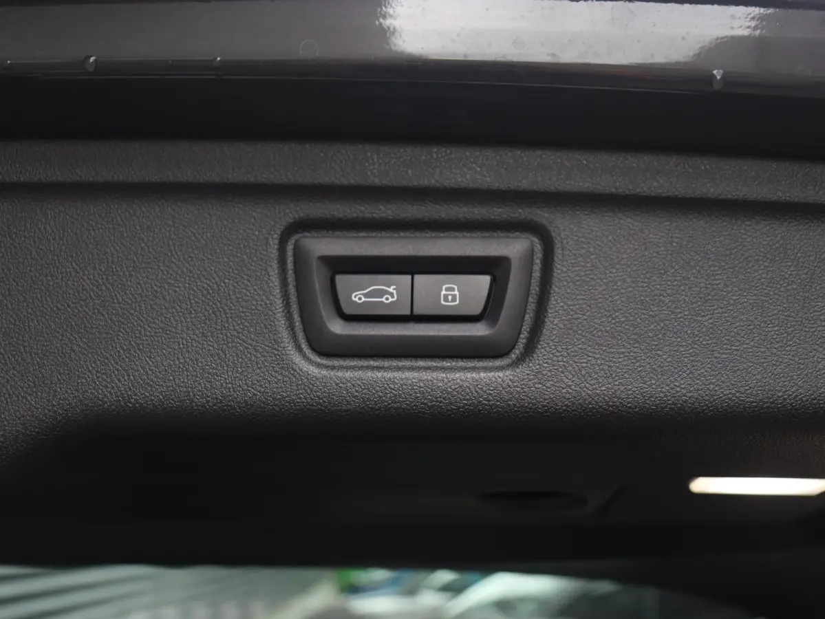 330e | M Sportpakket Pro | Panodak | Innovation Pack | Trekhaak | Head-Up | Driving Assistant Prof. | Elektr. Stoelen | Harman Kardon | Adaptief M Onderstel | SOH 100% | 19'' LMV
