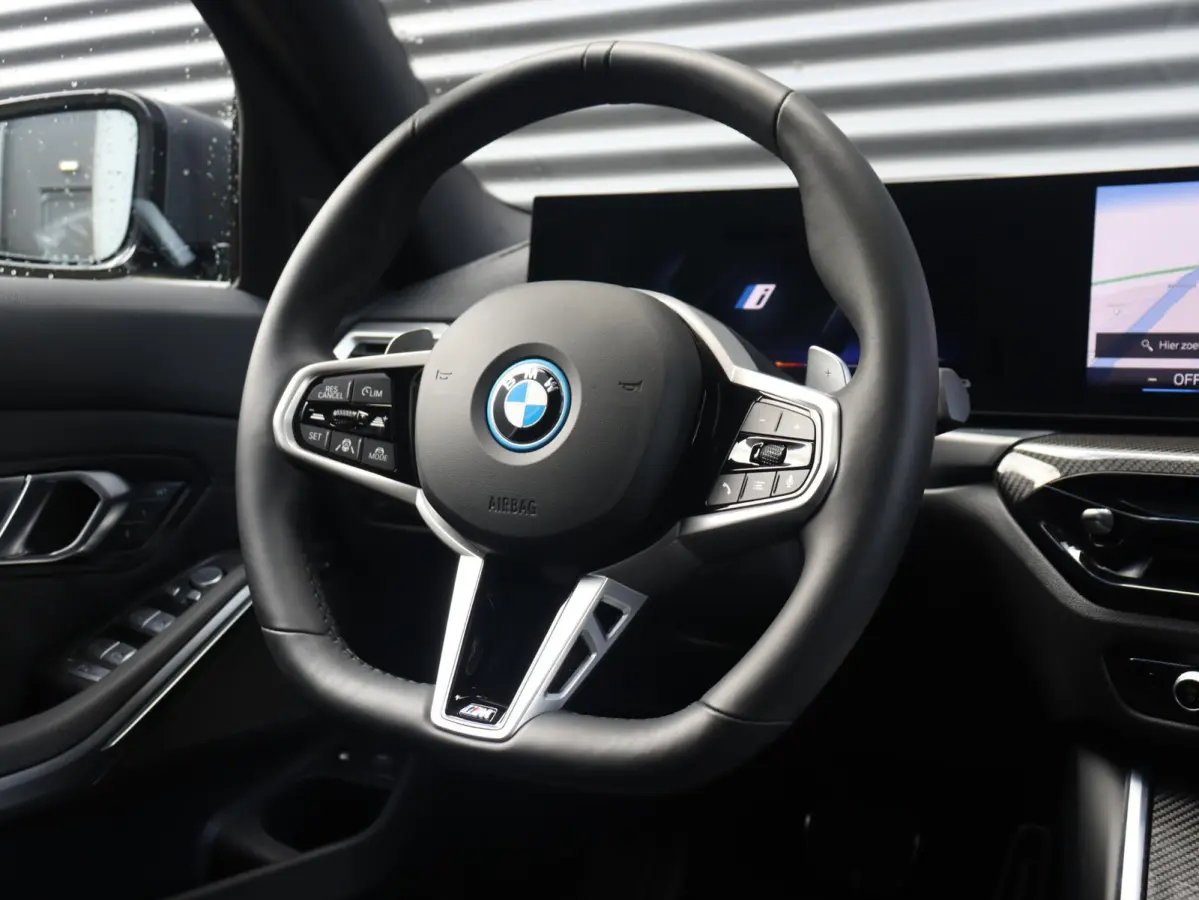 330e | M Sportpakket Pro | Panodak | Innovation Pack | Trekhaak | Head-Up | Driving Assistant Prof. | Elektr. Stoelen | Harman Kardon | Adaptief M Onderstel | SOH 100% | 19'' LMV