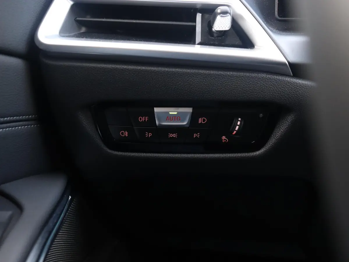330e | M Sportpakket Pro | Panodak | Innovation Pack | Trekhaak | Head-Up | Driving Assistant Prof. | Elektr. Stoelen | Harman Kardon | Adaptief M Onderstel | SOH 100% | 19'' LMV