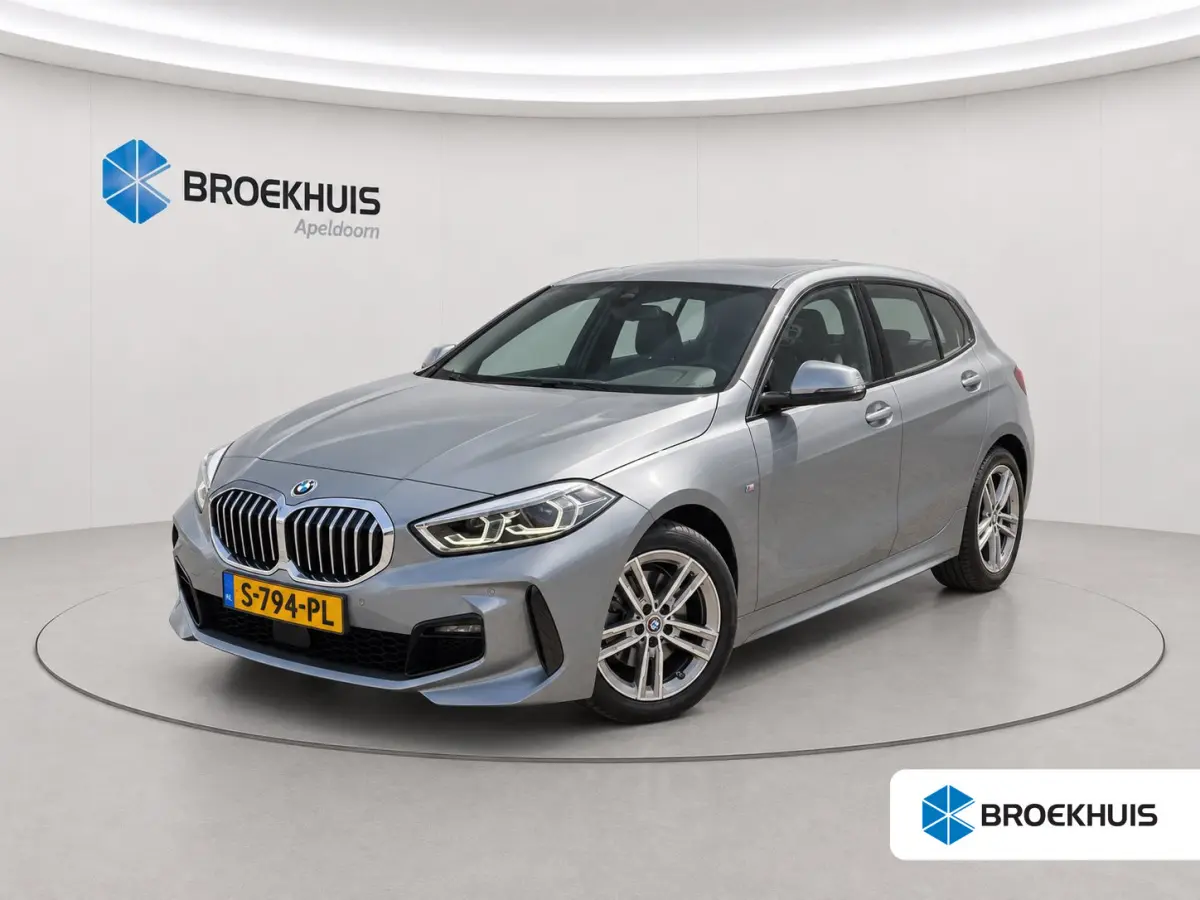 118i Introduction Edition | Navigatie | Skyscraper Grau | Cruise Control | Climate Control | Automatische 2-zone airconditioning | BMW Live Cockpit Plus | BMW M 50 Jahre uitvoering