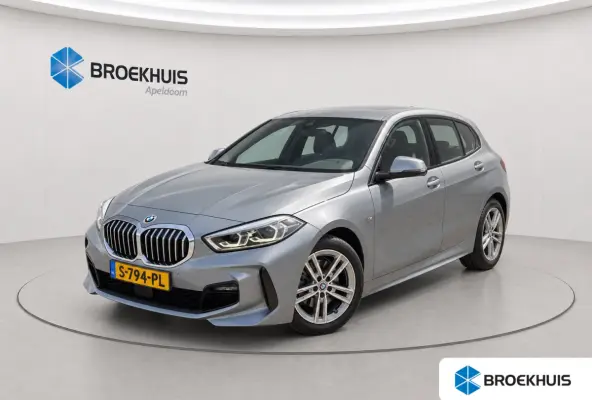 118i Introduction Edition | Navigatie | Skyscraper Grau | Cruise Control | Climate Control | Automatische 2-zone airconditioning | BMW Live Cockpit Plus | BMW M 50 Jahre uitvoering