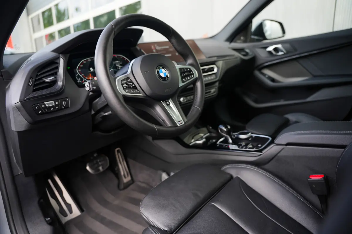 220i 179 pk M-Sportpakket / Frozen-Grey/ Pano-Dak/ Harman&Kardon/ Individual/ Keyless/ Camera/ Memory/ Adapt.Cruise/ Stoel+Stuurverw./ 19''LMV