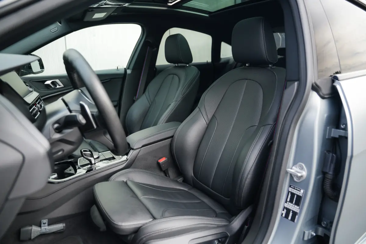 220i 179 pk M-Sportpakket / Frozen-Grey/ Pano-Dak/ Harman&Kardon/ Individual/ Keyless/ Camera/ Memory/ Adapt.Cruise/ Stoel+Stuurverw./ 19''LMV