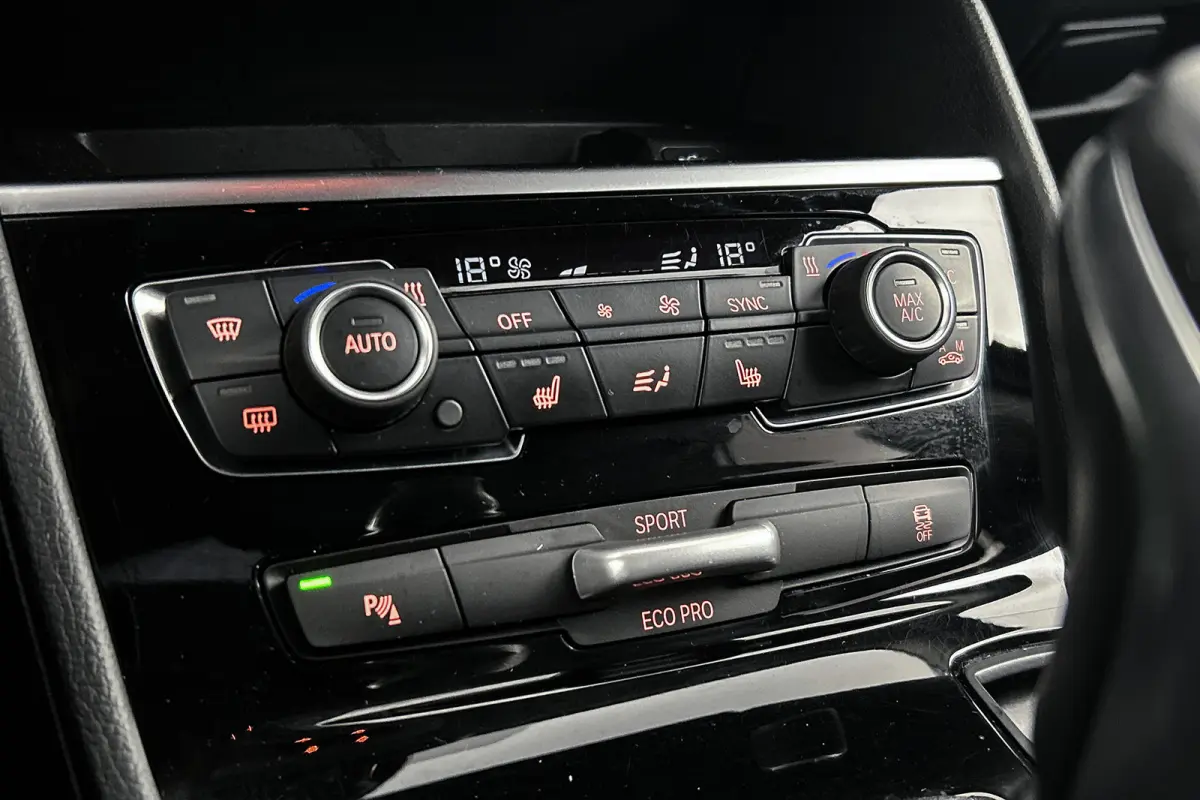 218i | 7 persoons | Camera | LED | Navigatie | Airco | Lichtmetalen velgen