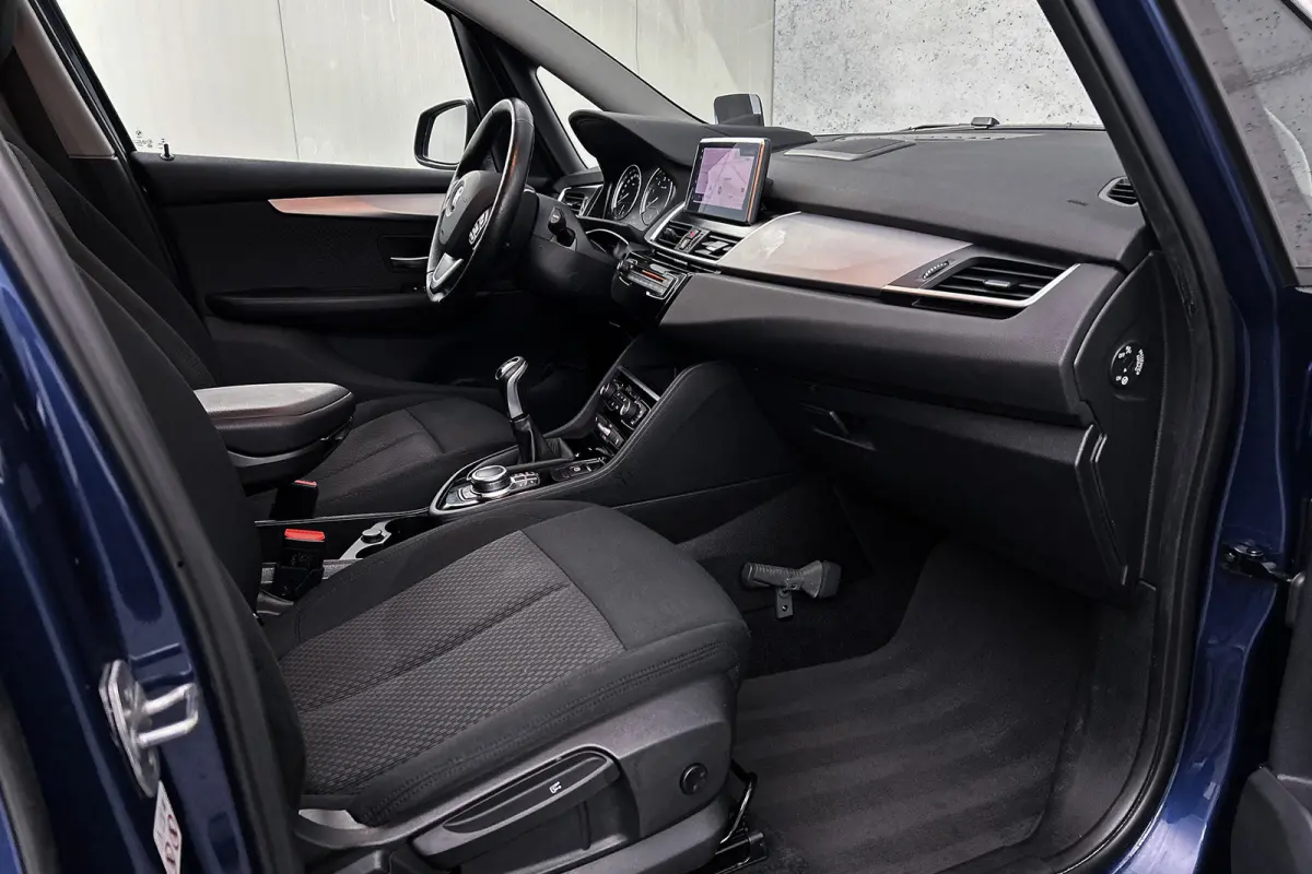 218i | 7 persoons | Camera | LED | Navigatie | Airco | Lichtmetalen velgen