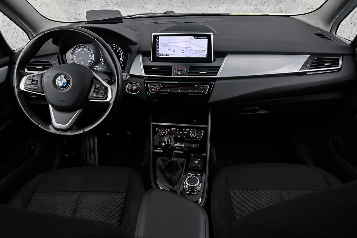 218i | 7 persoons | Camera | LED | Navigatie | Airco | Lichtmetalen velgen