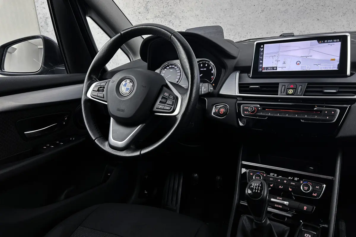 218i | 7 persoons | Camera | LED | Navigatie | Airco | Lichtmetalen velgen