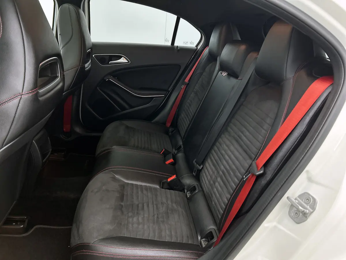 AMG 45 4MATIC FACE-LIFT(Perfect OnderH, Panoramadak, Carplay, StoelV, Clima, Navi Groot, PDC V+A, Etc)