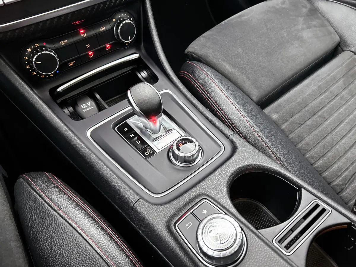 AMG 45 4MATIC FACE-LIFT(Perfect OnderH, Panoramadak, Carplay, StoelV, Clima, Navi Groot, PDC V+A, Etc)
