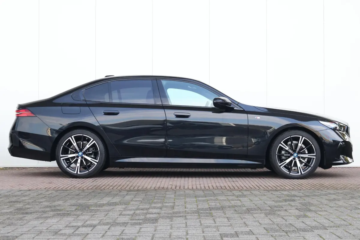 530e xDrive | SoH 100% | M-Sport Pakket | Panorama Dak | Trekhaak | Harman Kardon | Driving Assistant Plus | Adaptieve LED | Verwarmde Voorstoelen |