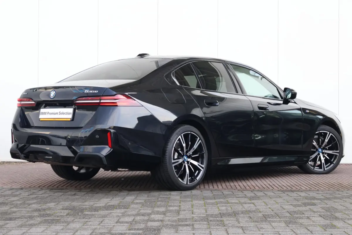 530e xDrive | SoH 100% | M-Sport Pakket | Panorama Dak | Trekhaak | Harman Kardon | Driving Assistant Plus | Adaptieve LED | Verwarmde Voorstoelen |