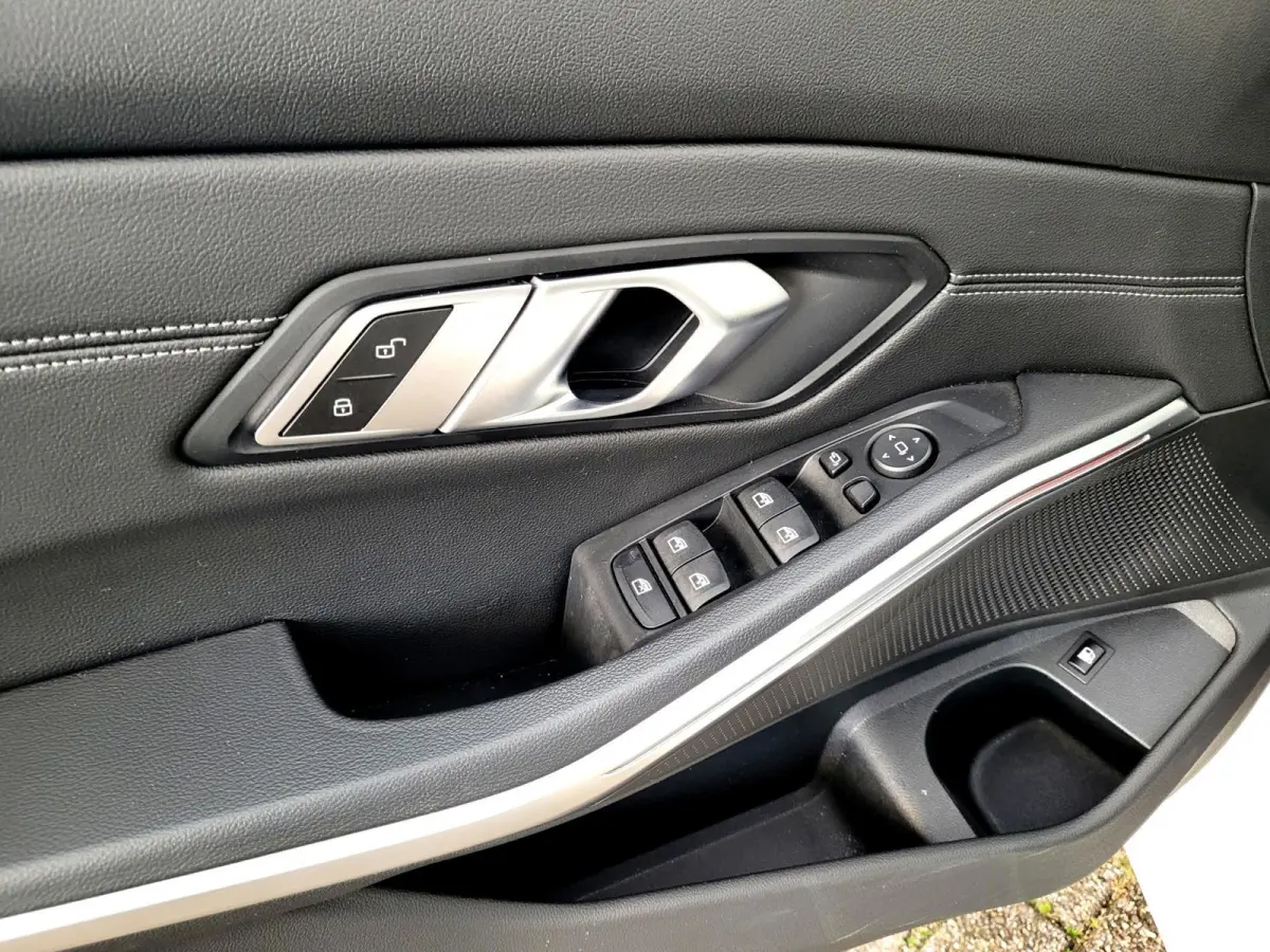 330e Sport Line 292PK, M-stuur, HIFI, 19" M-velgen breedset (1e eig. NL NAP)