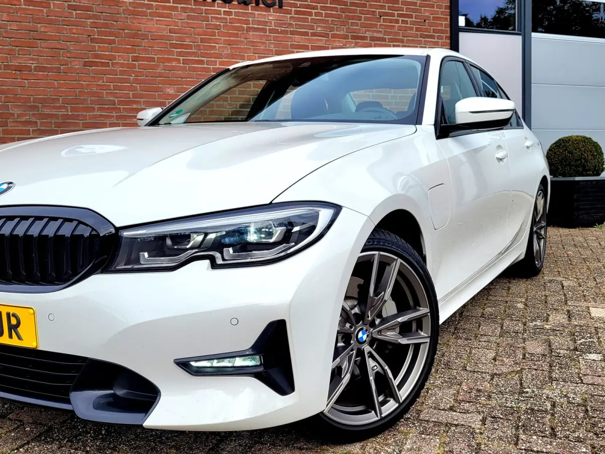 330e Sport Line 292PK, M-stuur, HIFI, 19" M-velgen breedset (1e eig. NL NAP)