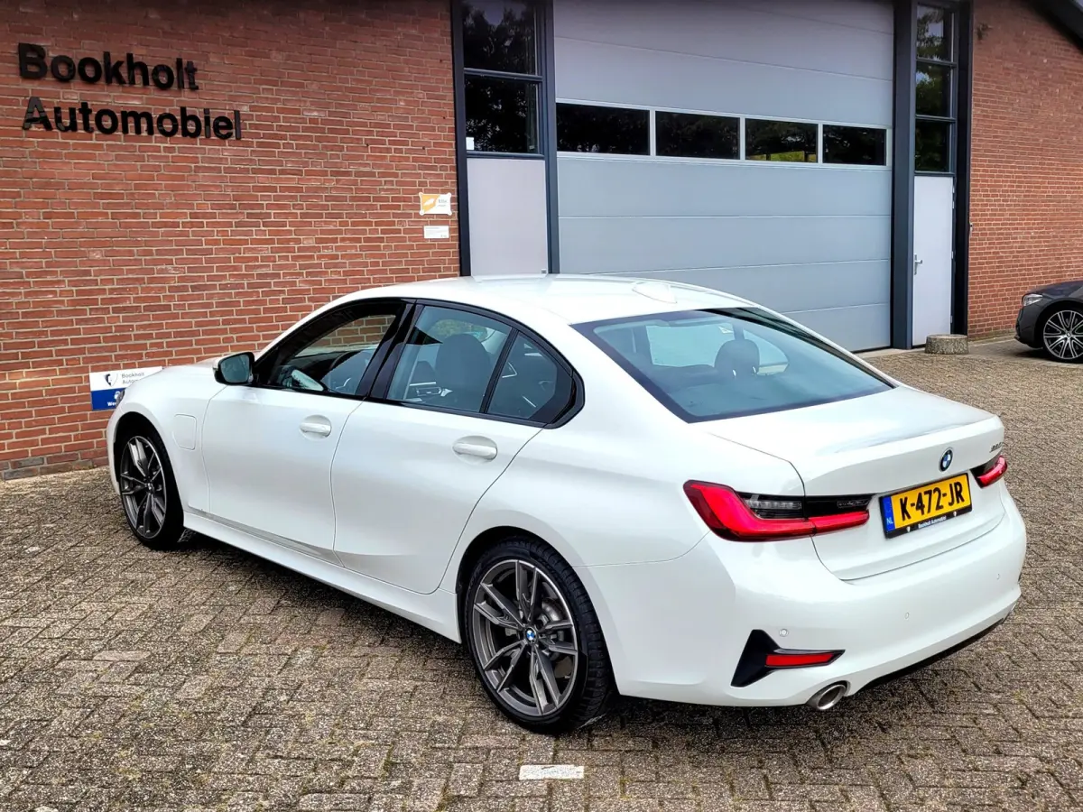 330e Sport Line 292PK, M-stuur, HIFI, 19" M-velgen breedset (1e eig. NL NAP)