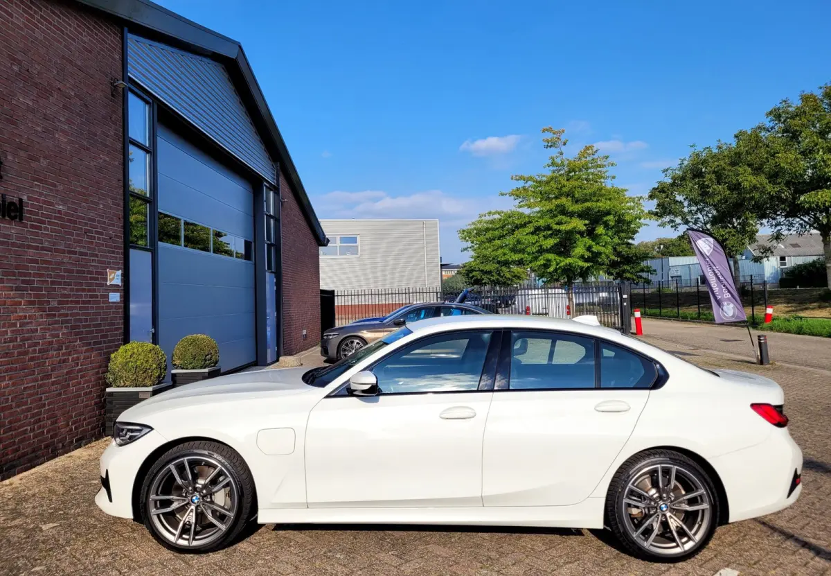 330e Sport Line 292PK, M-stuur, HIFI, 19" M-velgen breedset (1e eig. NL NAP)